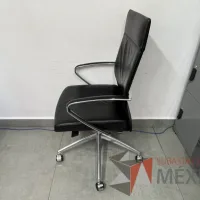 Lote 009 - Silla con ruedas, descansabrazos, asiento y respaldo en piel color negro - Imagen 6