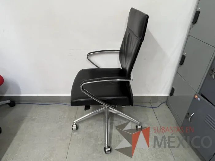 Lote 009 - Silla con ruedas, descansabrazos, asiento y respaldo en piel color negro - Imagen 6