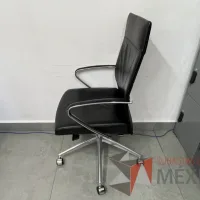 Lote 009 - Silla con ruedas, descansabrazos, asiento y respaldo en piel color negro - Imagen 3