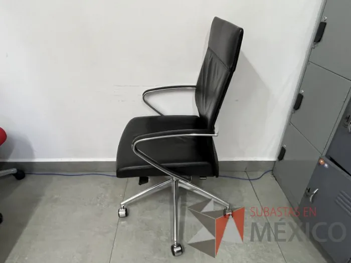 Lote 009 - Silla con ruedas, descansabrazos, asiento y respaldo en piel color negro - Imagen 3