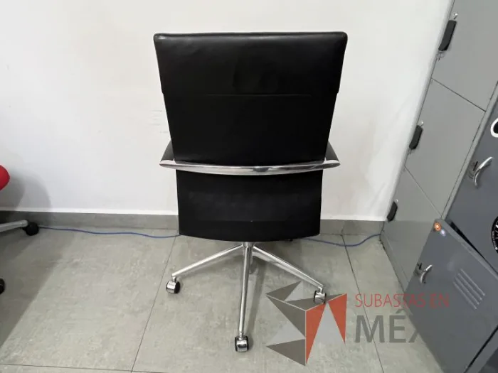 Lote 009 - Silla con ruedas, descansabrazos, asiento y respaldo en piel color negro - Imagen 2