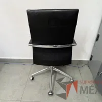 Lote 009 - Silla con ruedas, descansabrazos, asiento y respaldo en piel color negro - Imagen 7