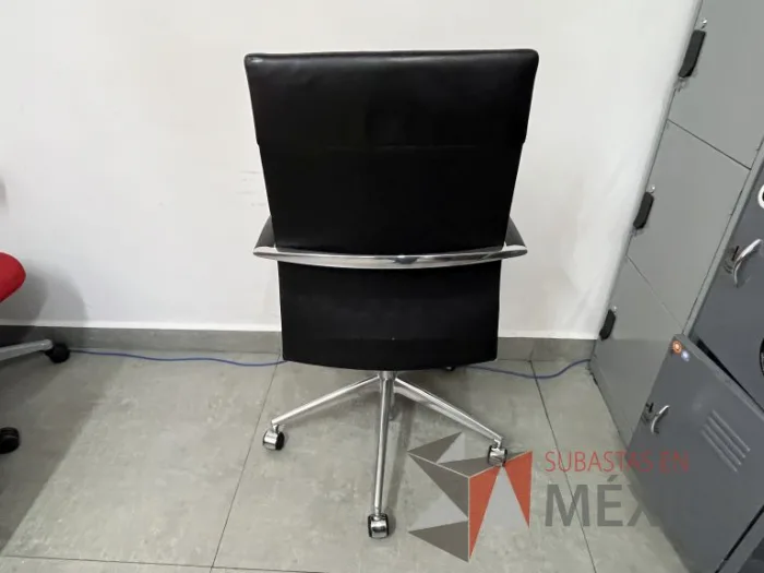 Lote 009 - Silla con ruedas, descansabrazos, asiento y respaldo en piel color negro - Imagen 7