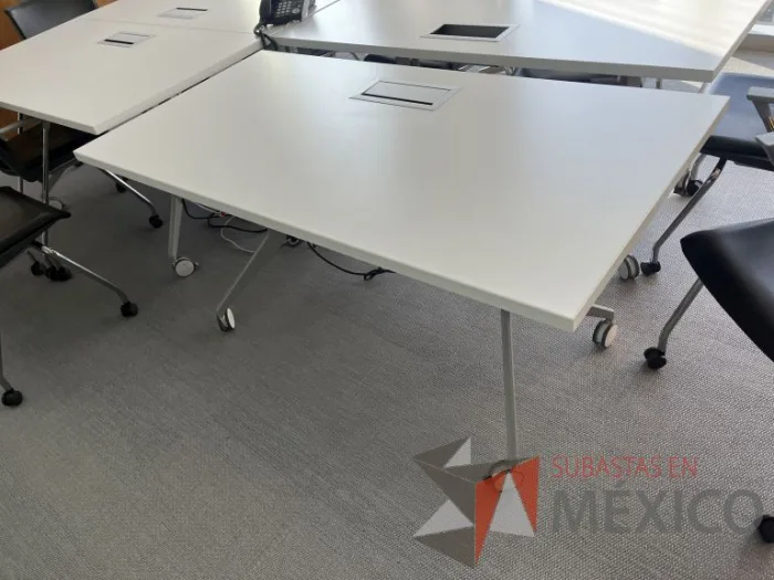 Lote 056 - Mesa plegable con ruedas y cubierta color blanco