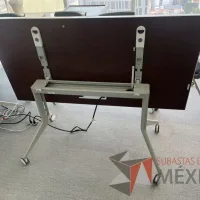 Lote 056 - Mesa plegable con ruedas y cubierta color blanco - Imagen 7