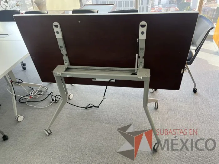 Lote 056 - Mesa plegable con ruedas y cubierta color blanco - Imagen 7