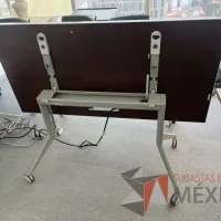 Lote 056 - Mesa plegable con ruedas y cubierta color blanco - Imagen 5
