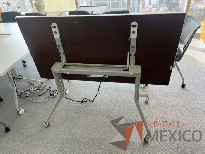 Lote 056 - Mesa plegable con ruedas y cubierta color blanco - Imagen 5