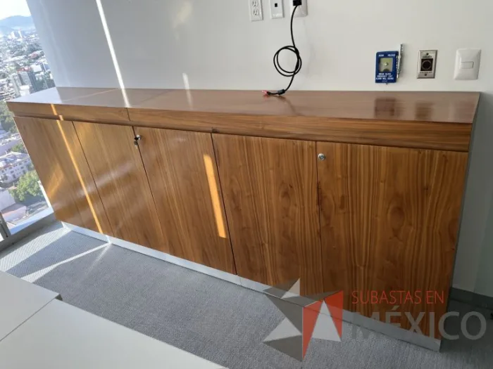 Lote 057 - Credenza de 5 puertas color café