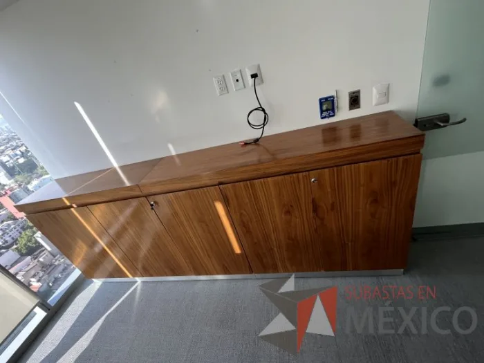 Lote 057 - Credenza de 5 puertas color café - Imagen 4