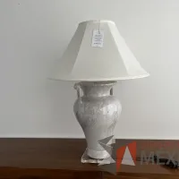 Lote 058 - Lampara con base de acrílico