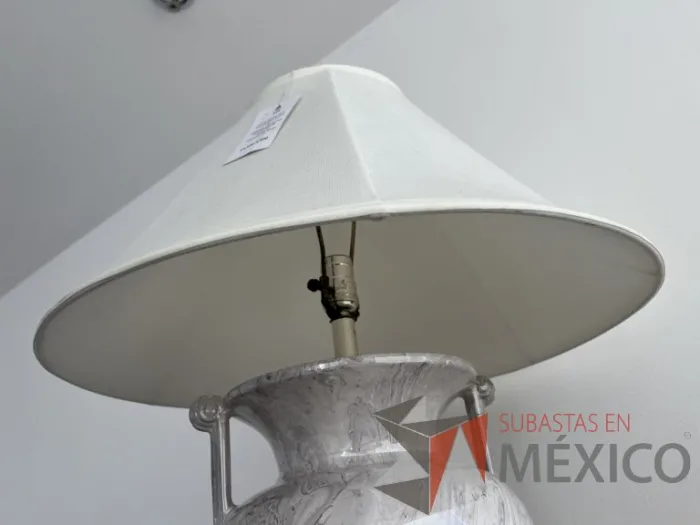 Lote 058 - Lampara con base de acrílico - Imagen 3