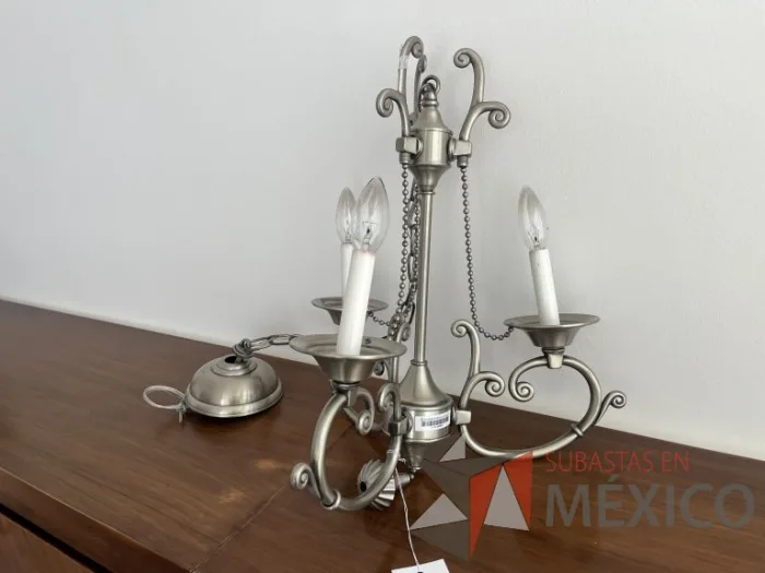 Lote 060 - Candelabro de techo metálico de 3 focos