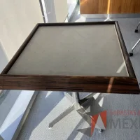 Lote 061 - Mesa de juego con 4 cajones y base metálica