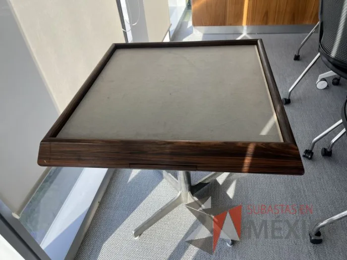 Lote 061 - Mesa de juego con 4 cajones y base metálica