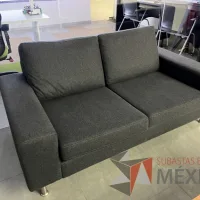 Lote 063 - Sillón de 2 plazas con asiento y respaldo en tela  color negro - Imagen 2