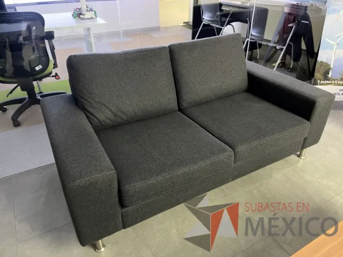 Lote 063 - Sillón de 2 plazas con asiento y respaldo en tela  color negro - Imagen 2