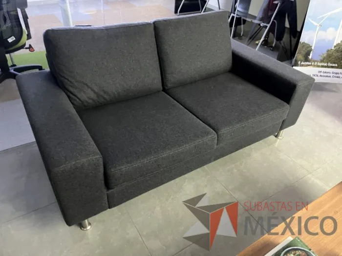 Lote 063 - Sillón de 2 plazas con asiento y respaldo en tela  color negro - Imagen 6