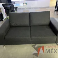 Lote 063 - Sillón de 2 plazas con asiento y respaldo en tela  color negro - Imagen 5