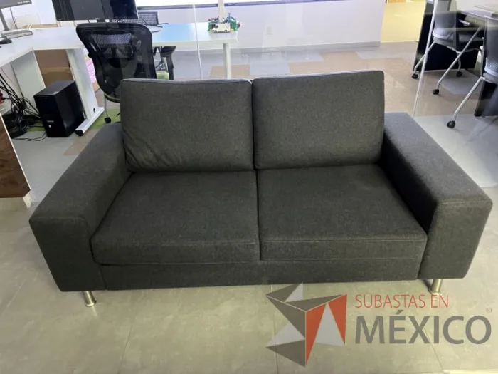 Lote 063 - Sillón de 2 plazas con asiento y respaldo en tela  color negro - Imagen 5