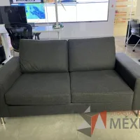 Lote 063 - Sillón de 2 plazas con asiento y respaldo en tela  color negro
