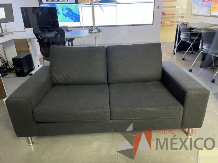 Lote 063 - Sillón de 2 plazas con asiento y respaldo en tela  color negro