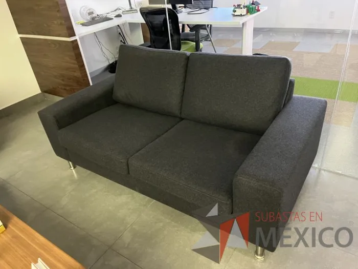 Lote 063 - Sillón de 2 plazas con asiento y respaldo en tela  color negro - Imagen 3