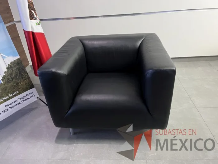 Lote 084 - Sillón de 1 plazas con asiento y respaldo en piel color negro - Imagen 5