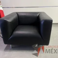 Lote 084 - Sillón de 1 plazas con asiento y respaldo en piel color negro - Imagen 2