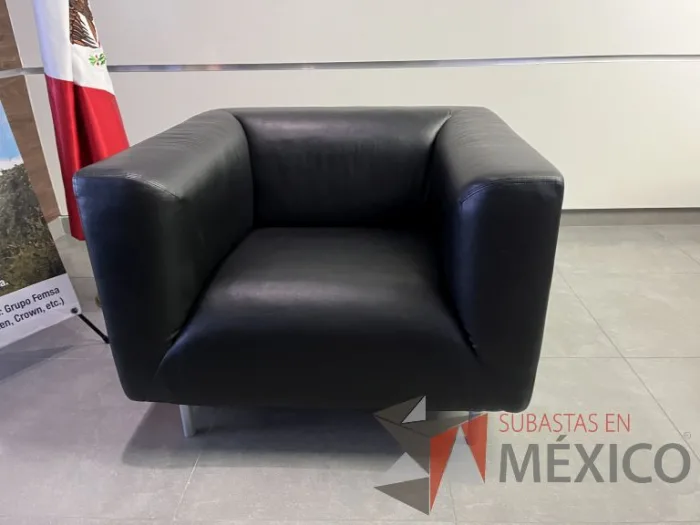 Lote 084 - Sillón de 1 plazas con asiento y respaldo en piel color negro - Imagen 2