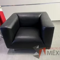Lote 084 - Sillón de 1 plazas con asiento y respaldo en piel color negro