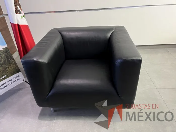 Lote 084 - Sillón de 1 plazas con asiento y respaldo en piel color negro