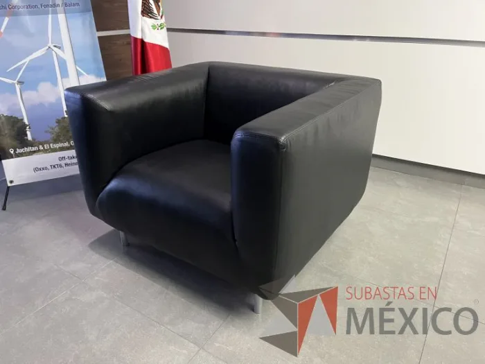 Lote 084 - Sillón de 1 plazas con asiento y respaldo en piel color negro - Imagen 4