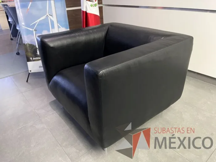 Lote 084 - Sillón de 1 plazas con asiento y respaldo en piel color negro - Imagen 6