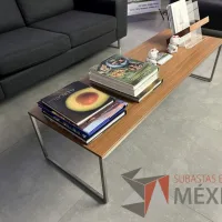 Lote 065 - Mesa de centro con base metálica y cubierta color café