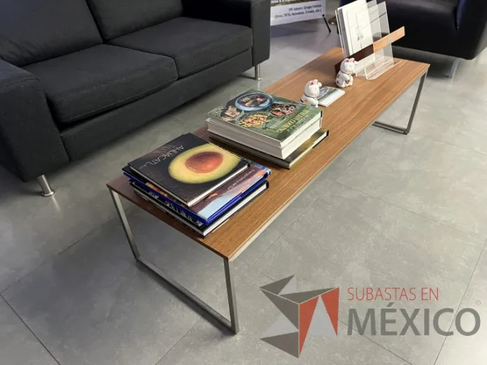 Lote 065 - Mesa de centro con base metálica y cubierta color café - Imagen 6