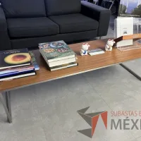 Lote 065 - Mesa de centro con base metálica y cubierta color café - Imagen 5
