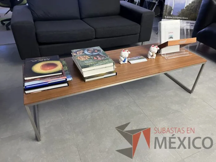 Lote 065 - Mesa de centro con base metálica y cubierta color café - Imagen 5