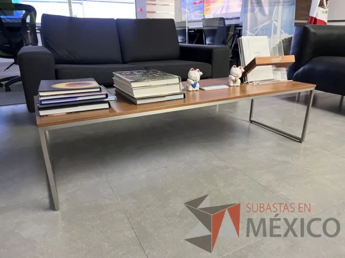 Lote 065 - Mesa de centro con base metálica y cubierta color café - Imagen 2