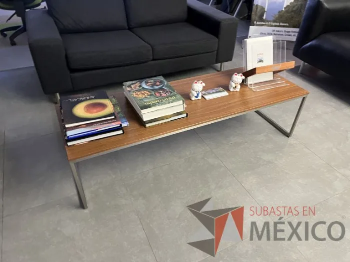 Lote 065 - Mesa de centro con base metálica y cubierta color café - Imagen 4