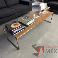 Lote 065 - Mesa de centro con base metálica y cubierta color café - Imagen 3
