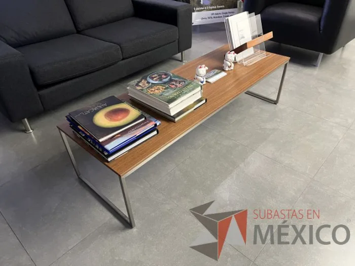Lote 065 - Mesa de centro con base metálica y cubierta color café - Imagen 3