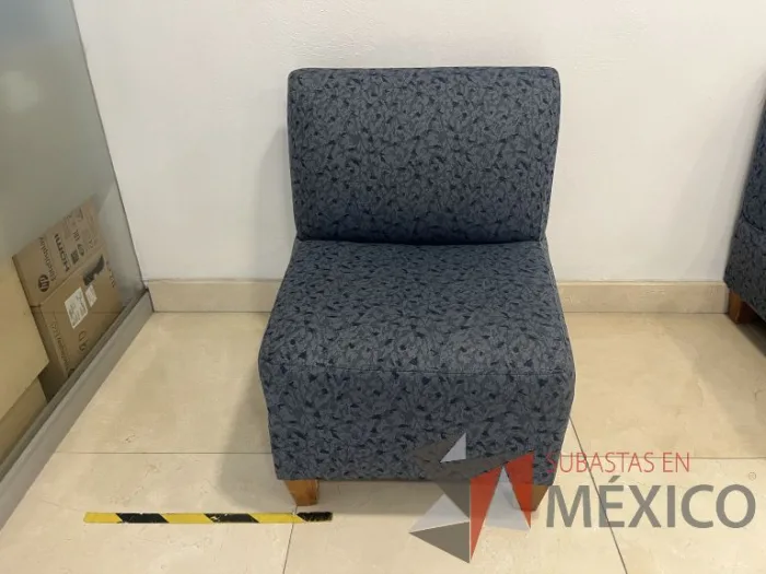 Lote 003 - 2 Sillones de 1 plaza con asiento y respaldo en tela color azul - Imagen 6