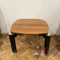 Lote 003 - Mesa de apoyo con 4 patas y cubierta color madera