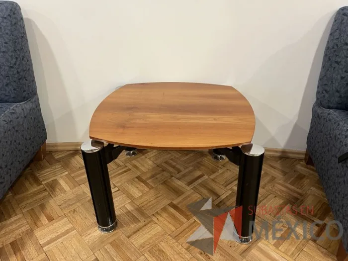 Lote 003 - Mesa de apoyo con 4 patas y cubierta color madera - Imagen 5
