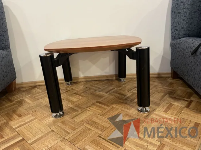 Lote 003 - Mesa de apoyo con 4 patas y cubierta color madera - Imagen 4
