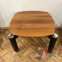Lote 003 - Mesa de apoyo con 4 patas y cubierta color madera - Imagen 3