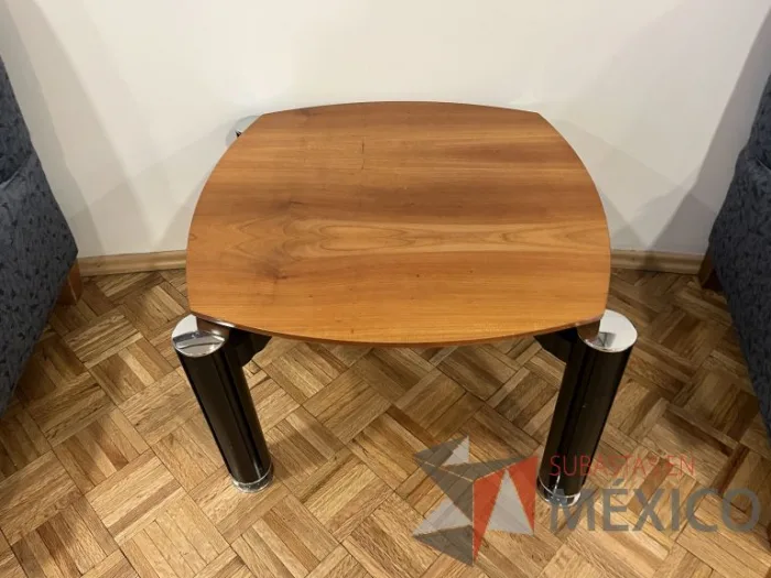 Lote 003 - Mesa de apoyo con 4 patas y cubierta color madera - Imagen 3