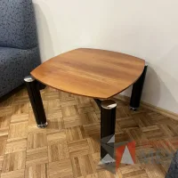 Lote 003 - Mesa de apoyo con 4 patas y cubierta color madera - Imagen 2
