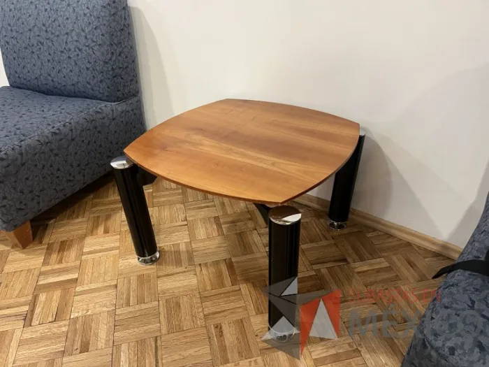 Lote 003 - Mesa de apoyo con 4 patas y cubierta color madera - Imagen 2